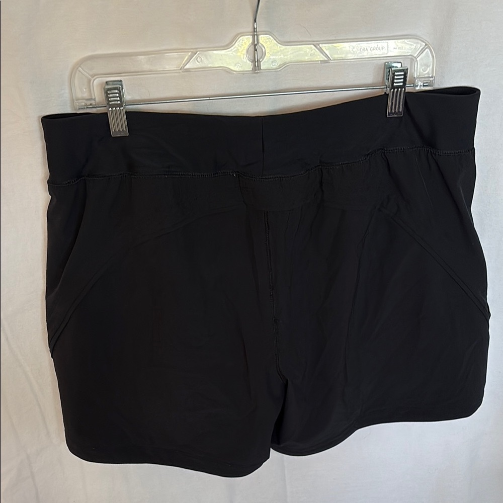 Lands’ End Women's Black Sport Shorts - Picture 2 of 6